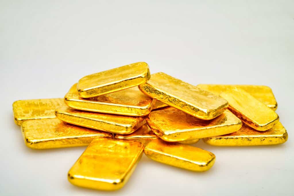 Esempio di pepite d'oro puro su roccia, utile per capire come e perché investire in oro fisico partendo dalla materia prima