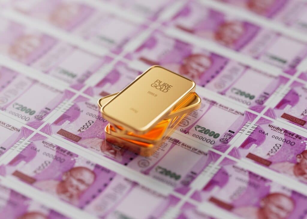 a gold bar sitting on top of a pile of money — Compro Oro Costanzo