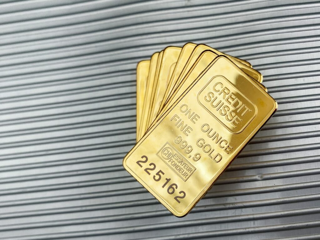 a group of gold cards sitting on top of a metal wall — Compro Oro Costanzo