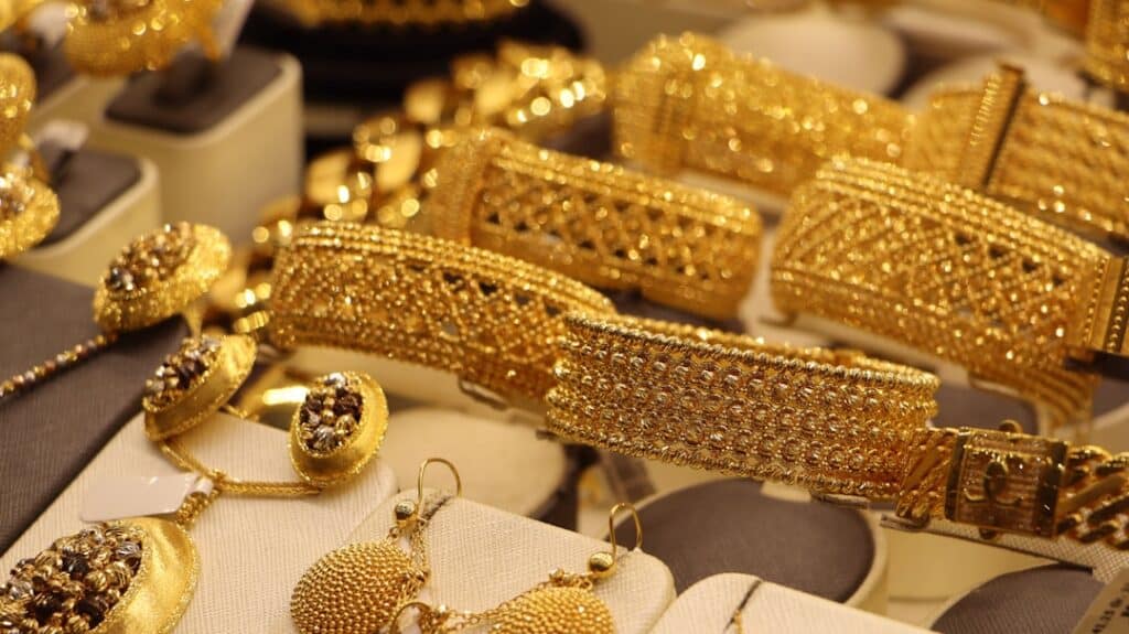 Gold jewelry that looks like works of art in the Grand Bazaar. — Compro Oro Costanzo