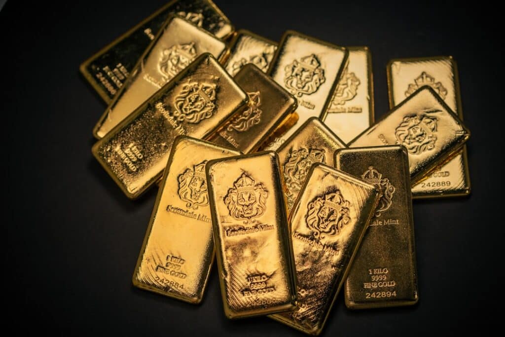 Scottsdale Mint 1 Kilo Gold Bullion Bars sitting on a simple textured backdrop. Each bar is pure 9999 Fine and made from gold precious metals. Please give a shoutout to Scottsdale Mint if able! Shop online for the most beautiful bullion at ScottsdaleMint.com! — Compro Oro Costanzo